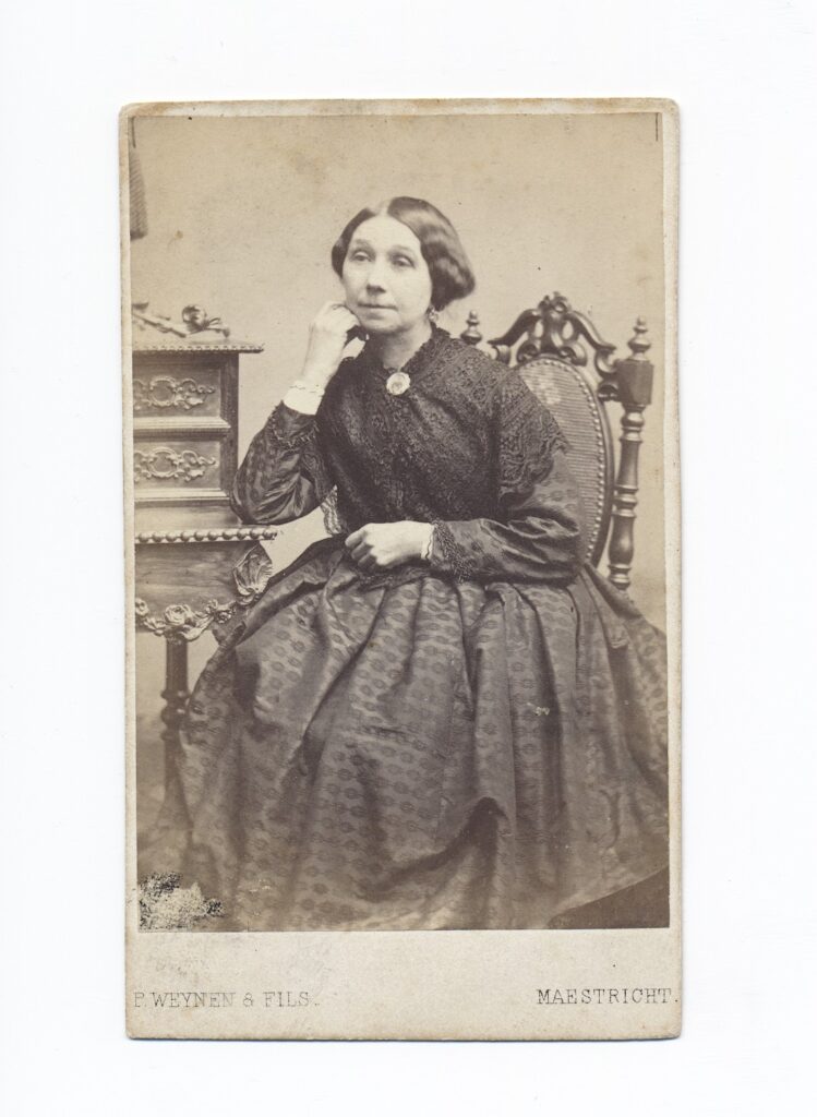 View the photos 1 van P. Weynen & Fils: Julie Jacquet, Maastricht ca. 1876