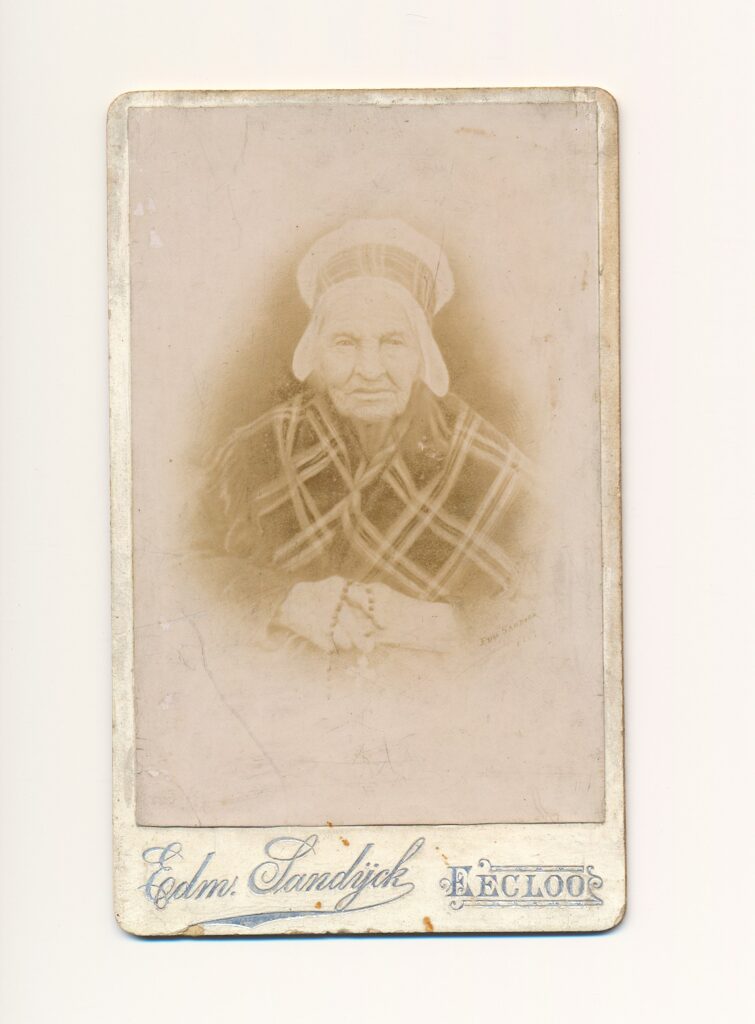 Bekijk de foto's 1 van Edm. Sandijck: Joanna Maria Bochstal (100e verjaardag), Eecloo ca. 1893